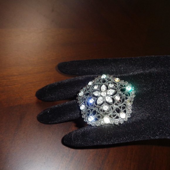 Costume Jewelry- flower ring - Picture 11 of 11